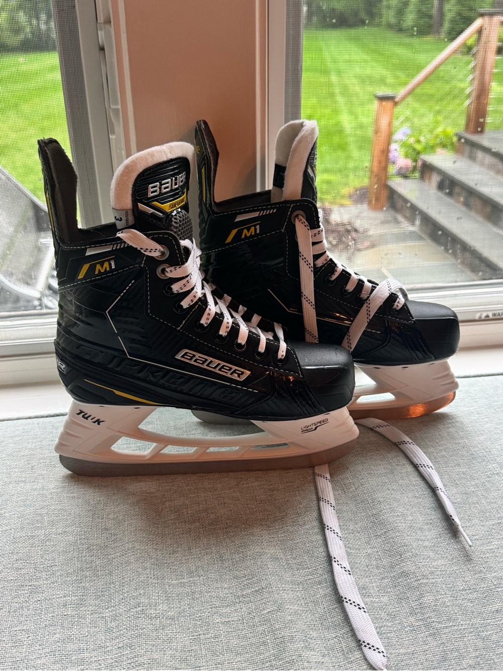 Bauer Supreme M1 Kids Ice Hockey Skates Size 3 Excellent